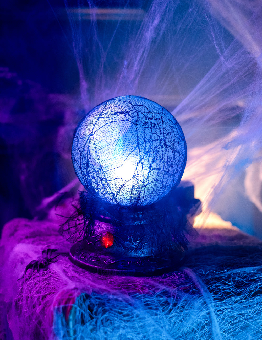 Gros plan sur l'effet lumineux bleu de la boule de cristal lumineuse et sonore Halloween