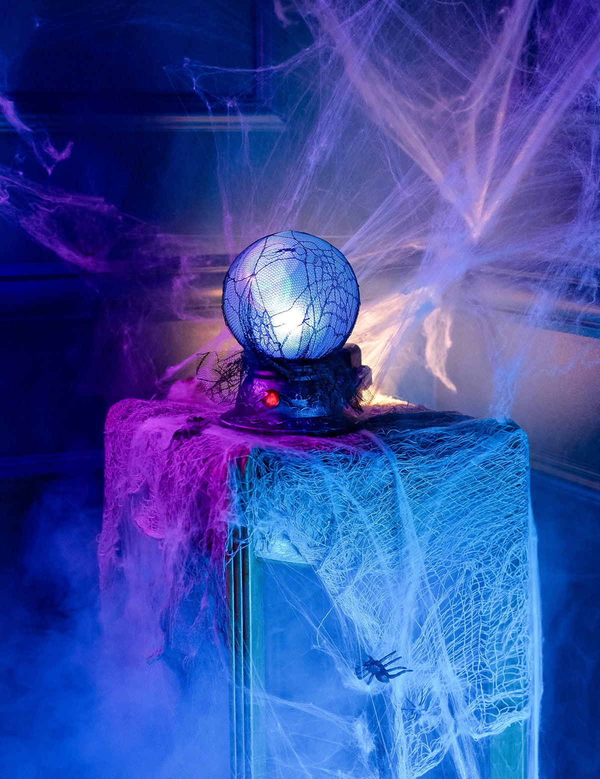 Mise en scène avec brouillard et toiles d'araignées de la boule de cristal lumineuse et sonore Halloween