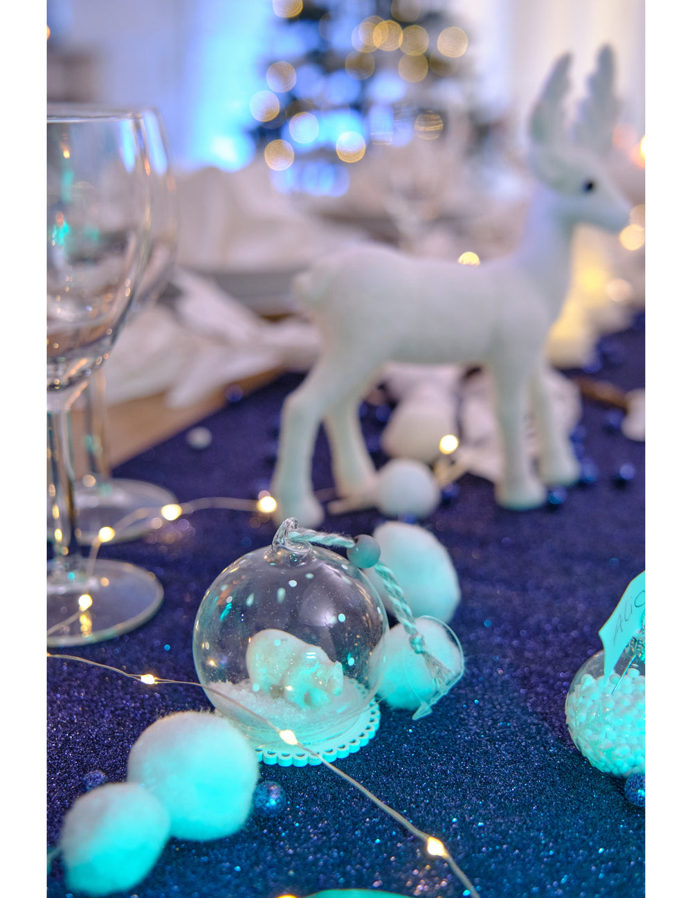 Mise en situation sur table de fête de la boule de noël en verre ours polaire