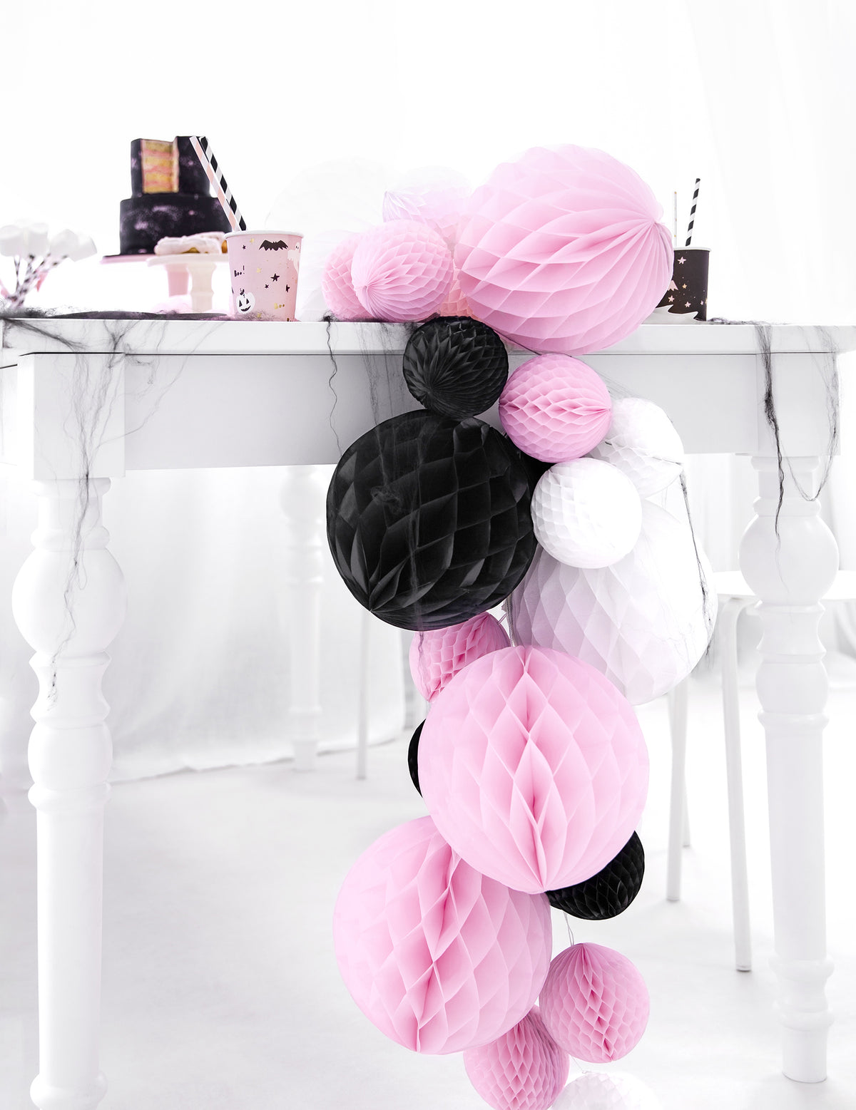 Composition en guirlande de la boule en papier alvéolé noir