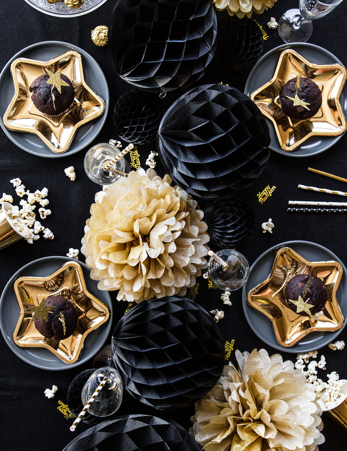 Vue de dessus de la décoration de table de la boule en papier alvéolé noir