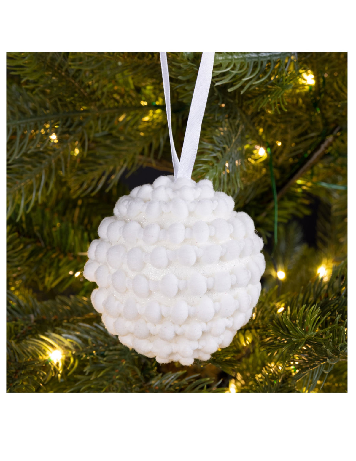 Mise en situation sur un sapin de la boule de noël ambiance polaire
