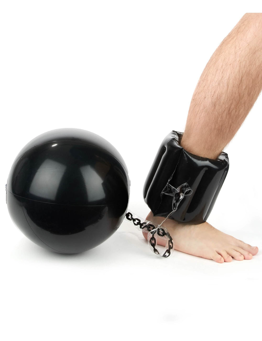Grande plano do fecho no tornozelo da bola com corrente carry me prisioneiro