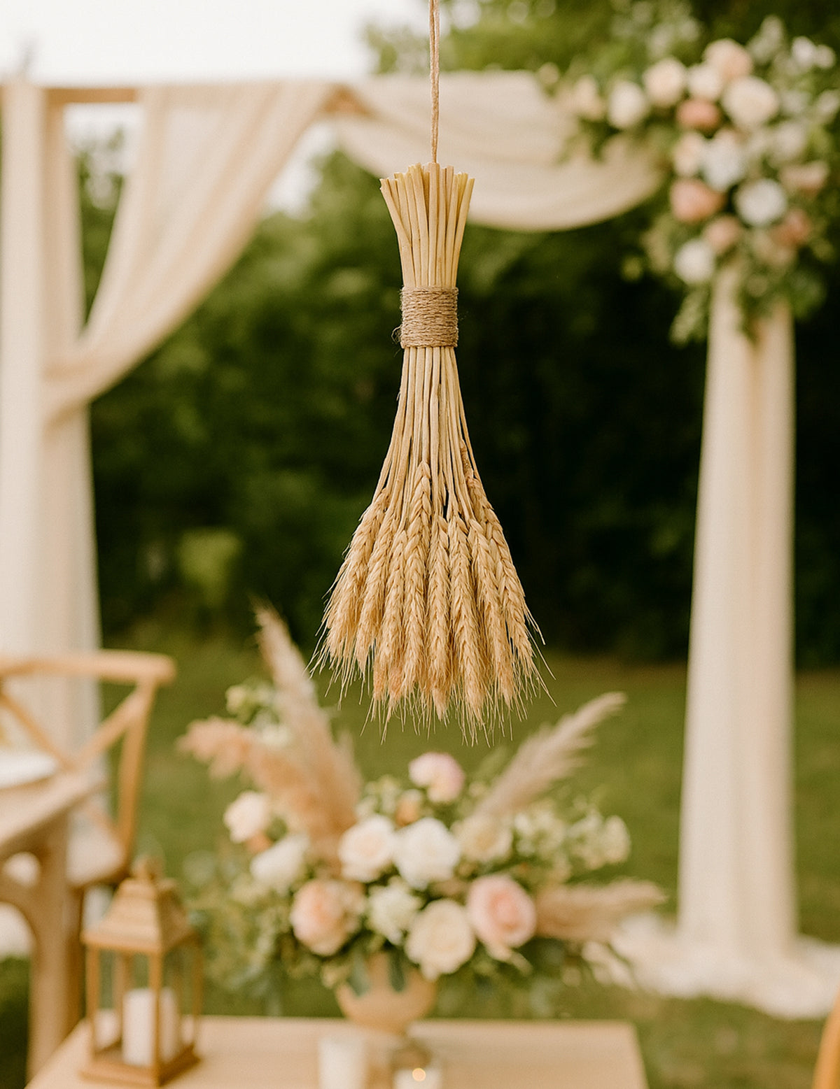 Mise en situation champêtre du bouquet d'épis de blé naturel