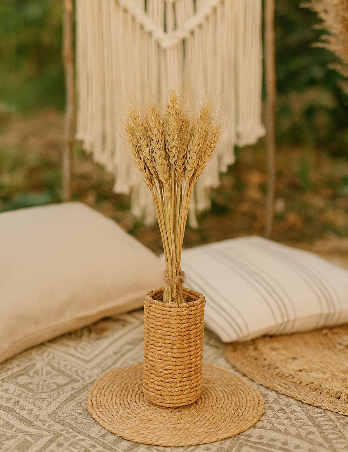 Mise en scène bohème du bouquet d'épis de blé naturel