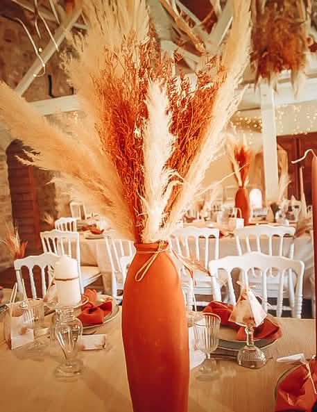 Arranjo de centro de mesa com bouquet de broom seco terracota para decoração de festa cor de laranja