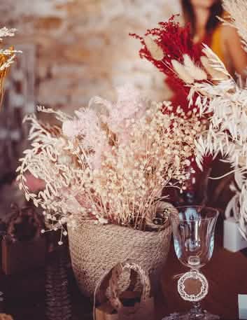 Arranjo do bouquet de gypsophilas secas para decoração de casamento