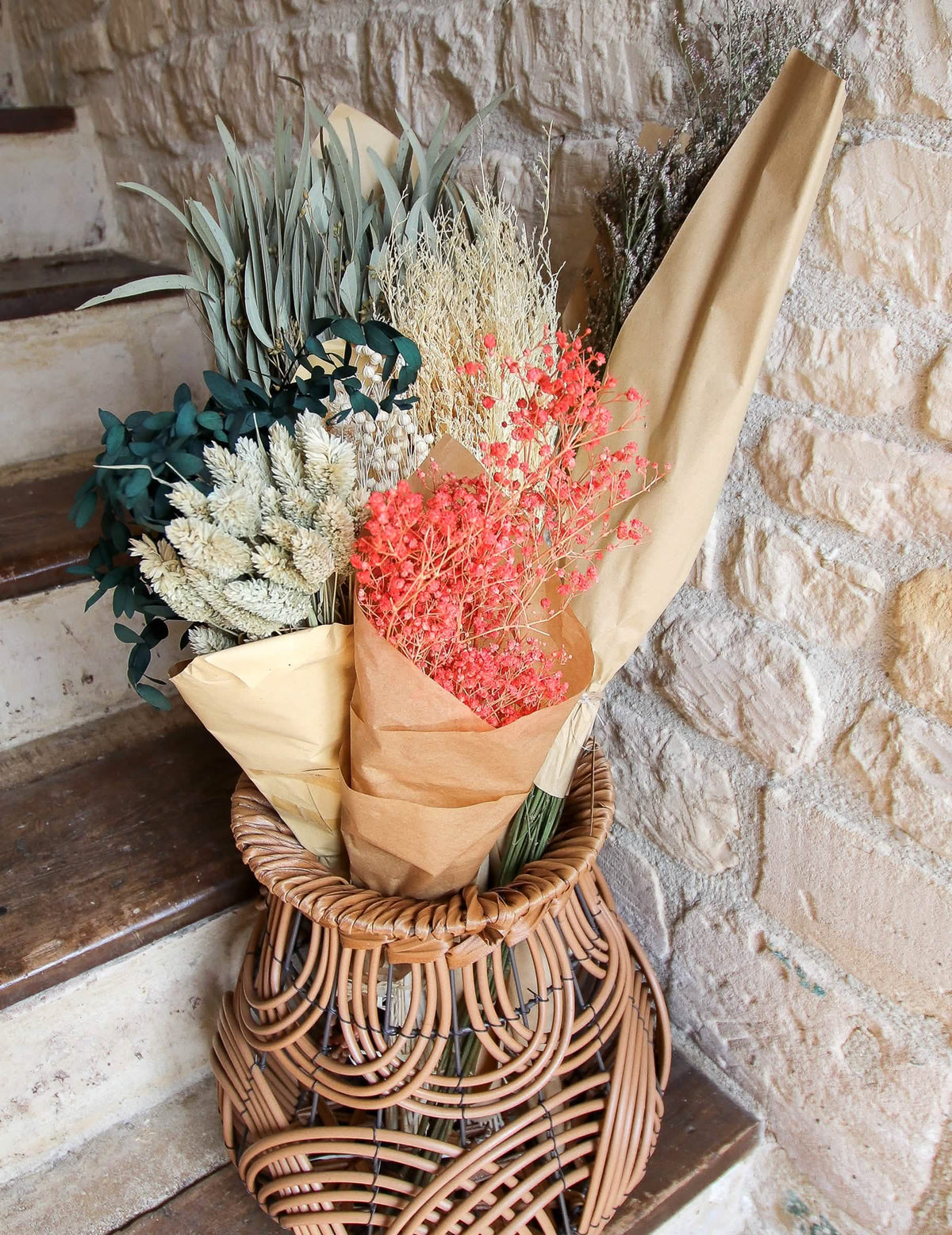 Encenação num cesto de vime do ramo de gypsophila seca para decoração cor de rosa