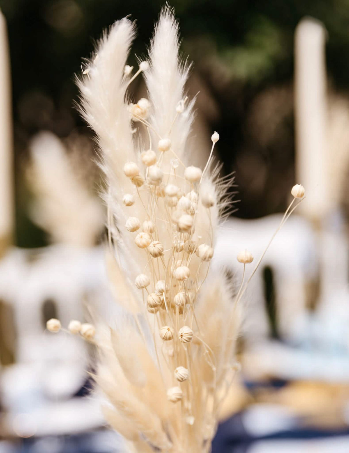 Grande aproximação das flores do bouquet de linho seco boémio