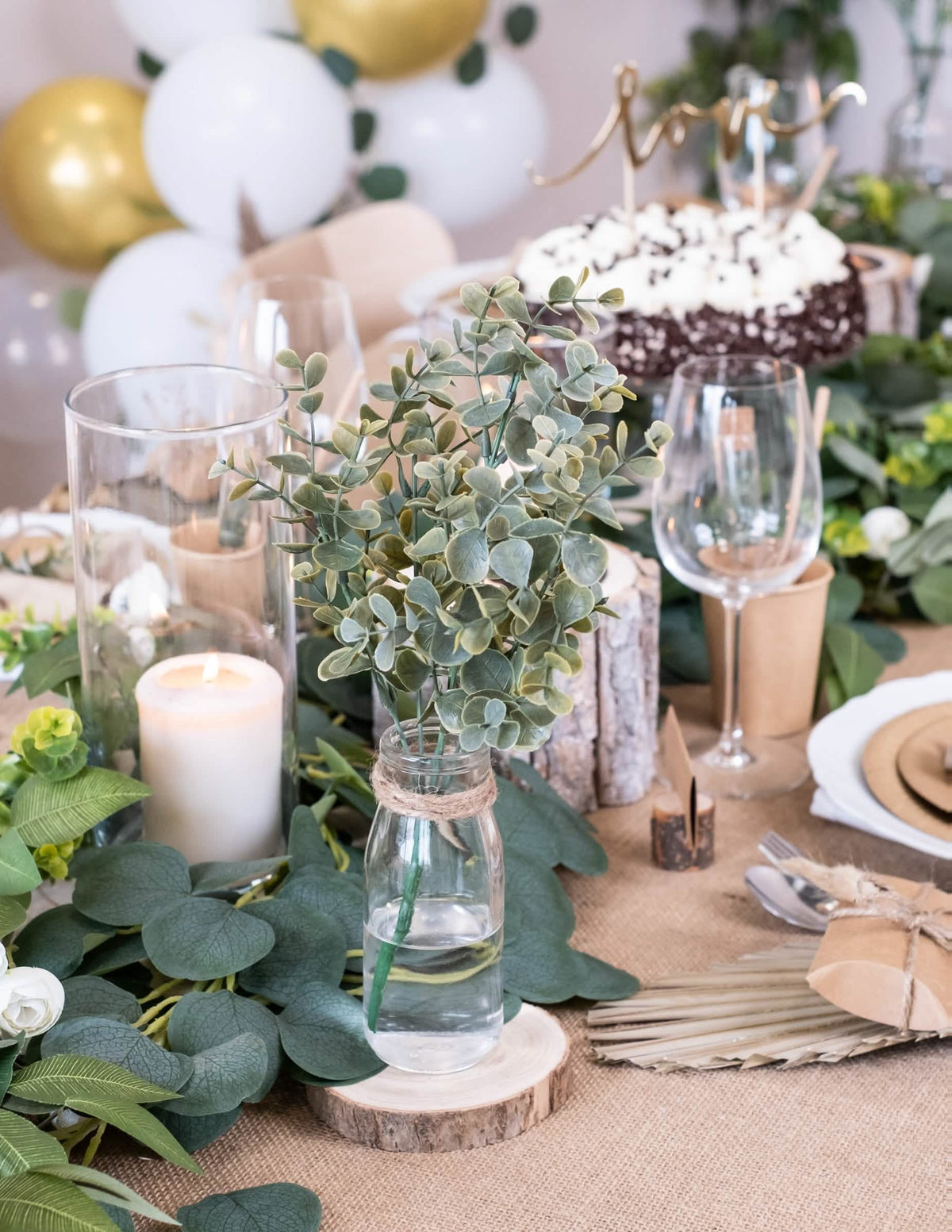 Montagem numa mesa do bouquet de folhas de eucalipto vegetal para decoração
