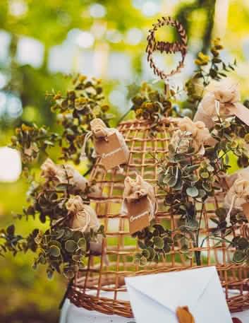 Encenação sobre um sino de vime do bouquet de folhas de eucalipto vegetal para decoração verde