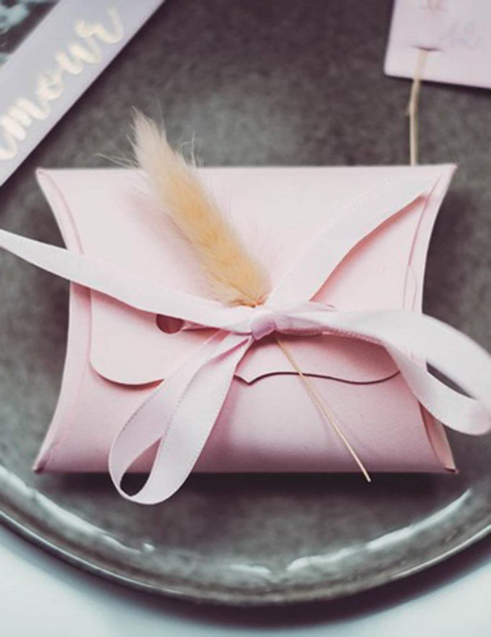 Utilização numa caixa de oferta do bouquet de lagurus decoração de casamento com penachos