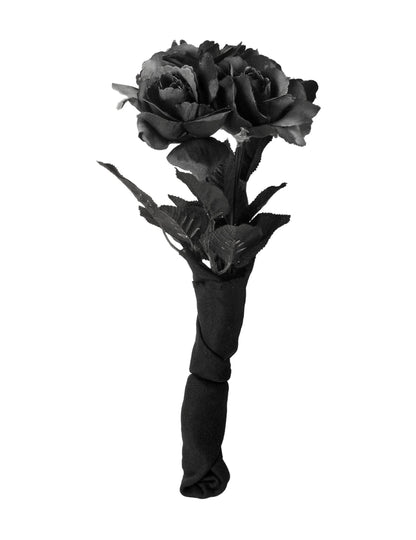 Détail du manche en tissu noir du bouquet de roses pour décoration d'Halloween