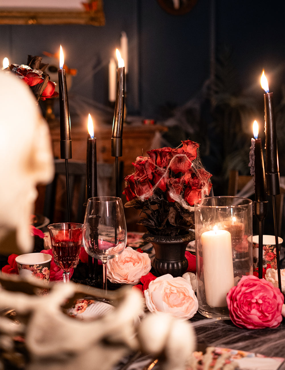 Mise en situation du bouquet de roses rouges Halloween pour décoration avec toile d'araignée