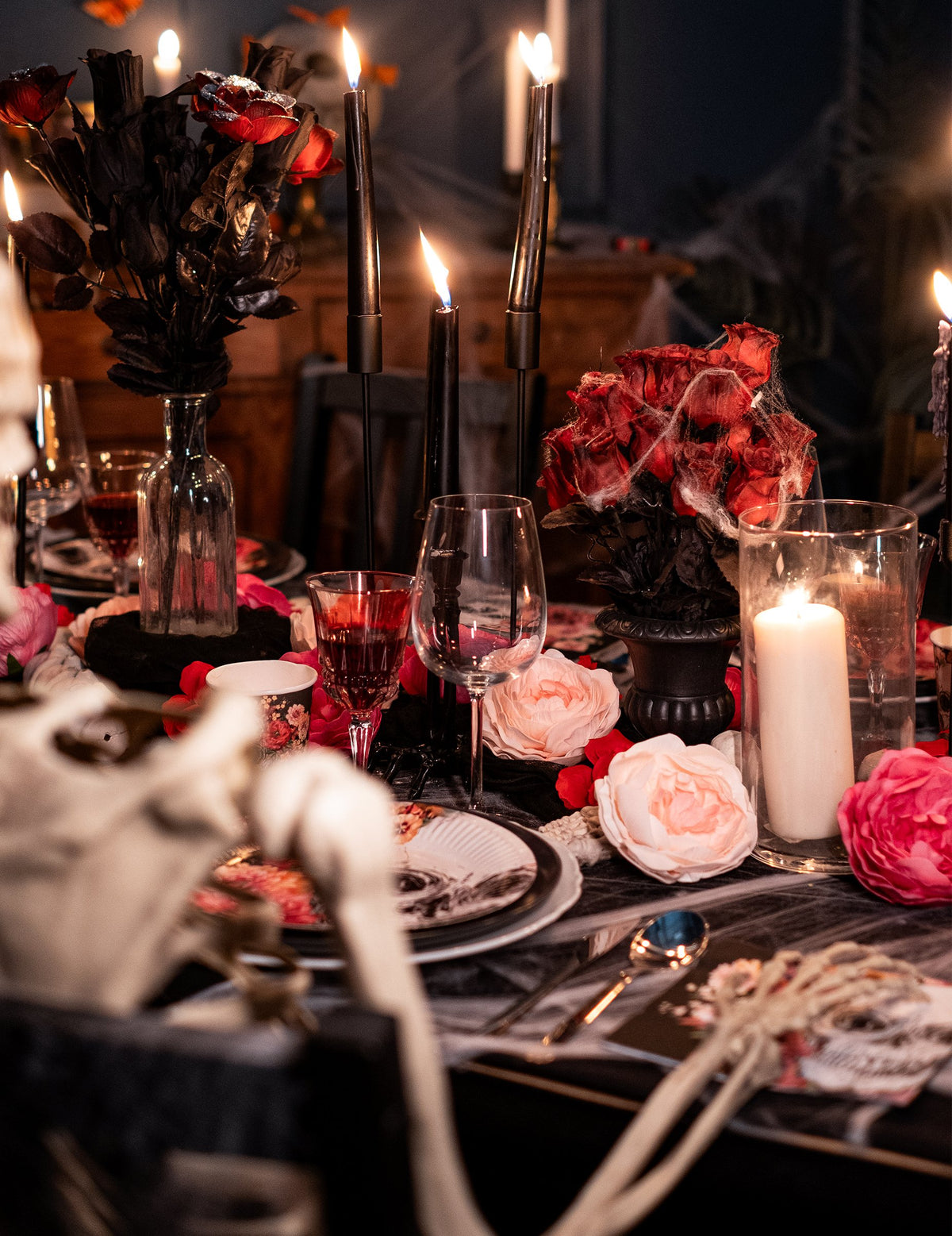Bouquet de roses Halloween pour décoration rouges avec toiles d'araignée