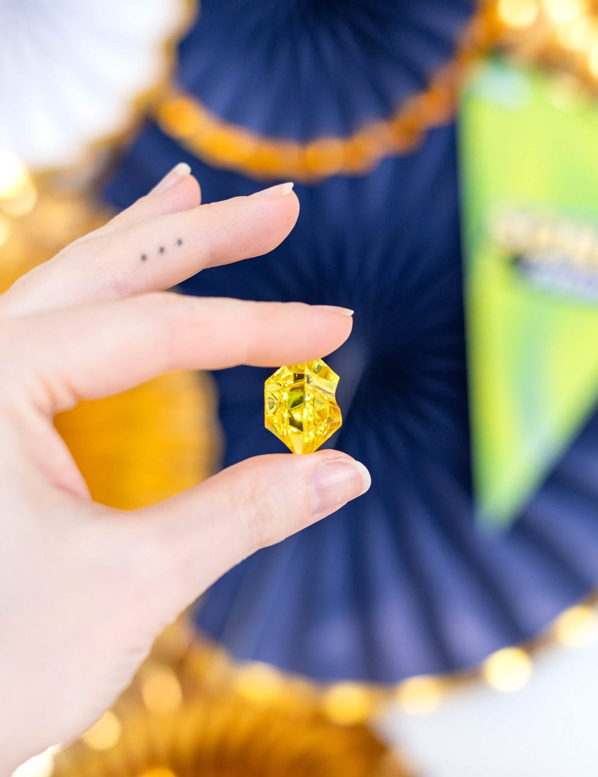 Grande plano de uma pedra preciosa amarelo da bolsa de pirata com pedras preciosas falsas
