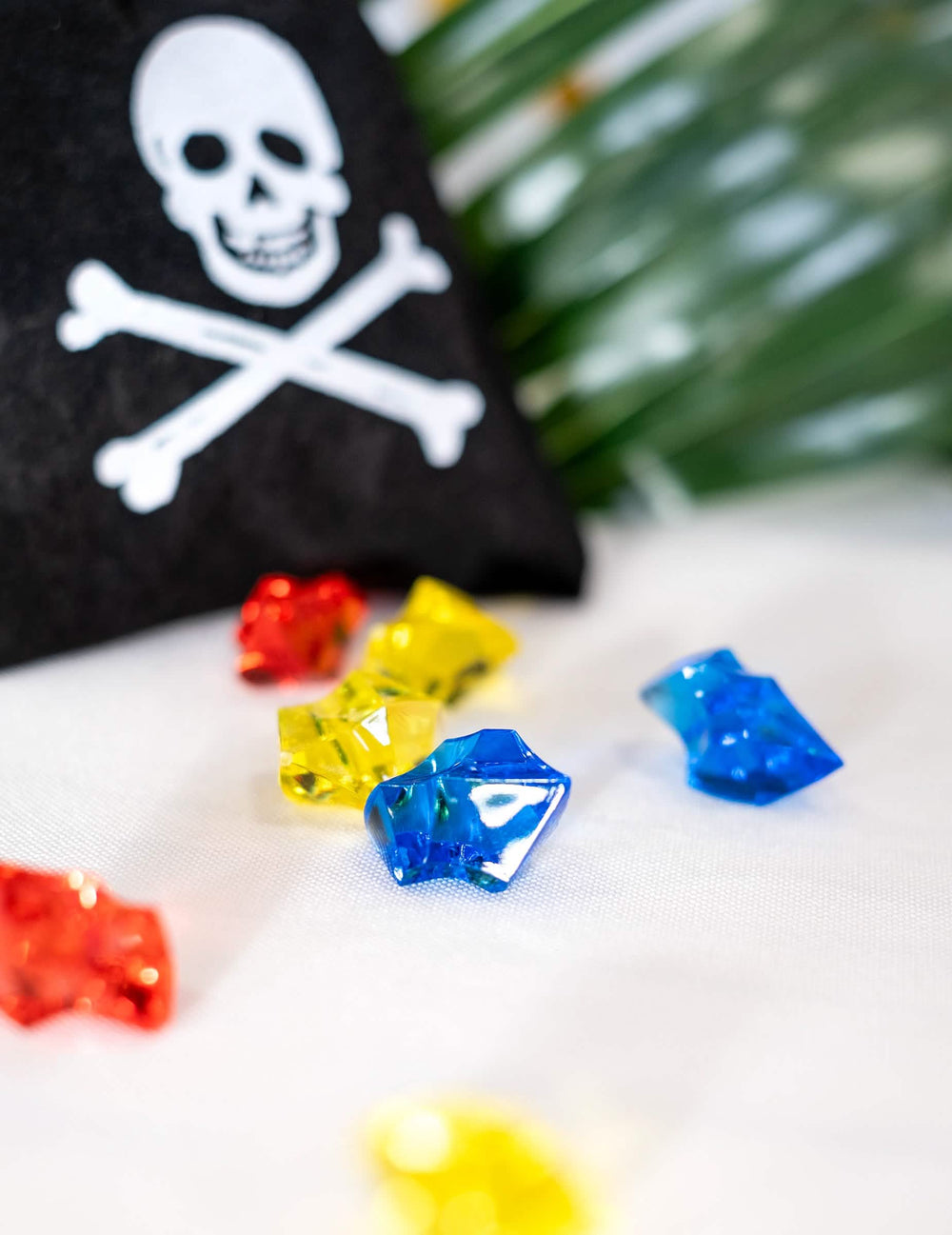 Grande plano sobre as pedras preciosas multicoloridas da bolsa de pirata com pedras preciosas falsas