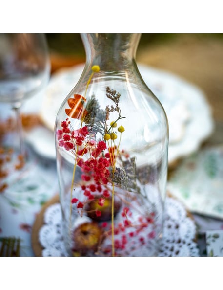 Gros plan sur les fleurs de la bouteille fleurs séchées pour décoration
