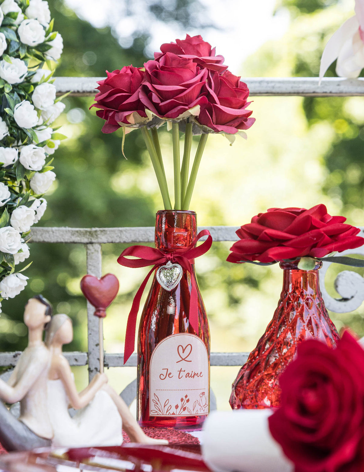 Mise en situation de la bouteille en verre coeur Je t'aime rouge