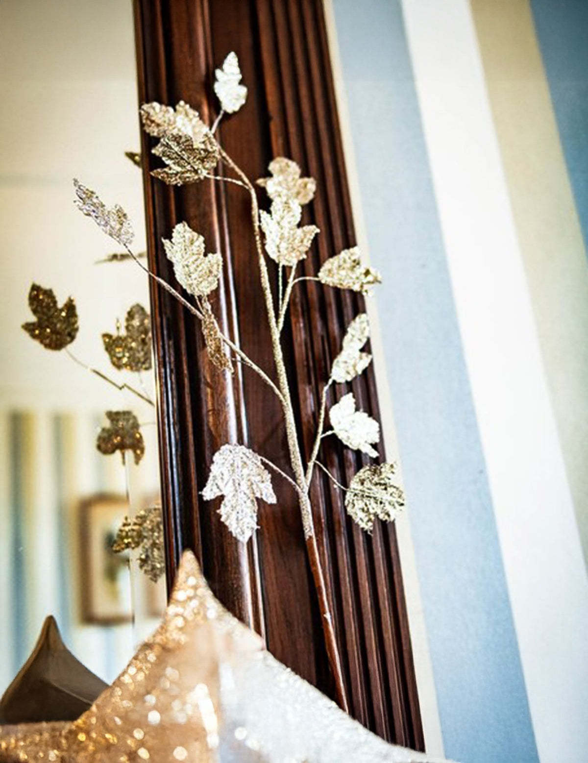 Gros plan sur les feuilles de la branche de feuilles d'érable pour décoration champagne à paillettes et sequins