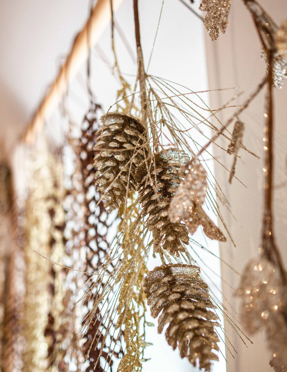 Détail des pommes de pin de la branche de pommes de pin Noël féerique