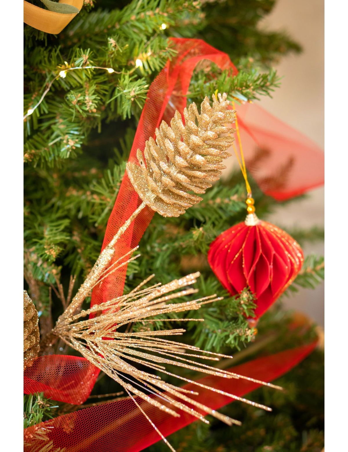 Mise en situation dans un sapin de la branche de pommes de pin Noël féerique