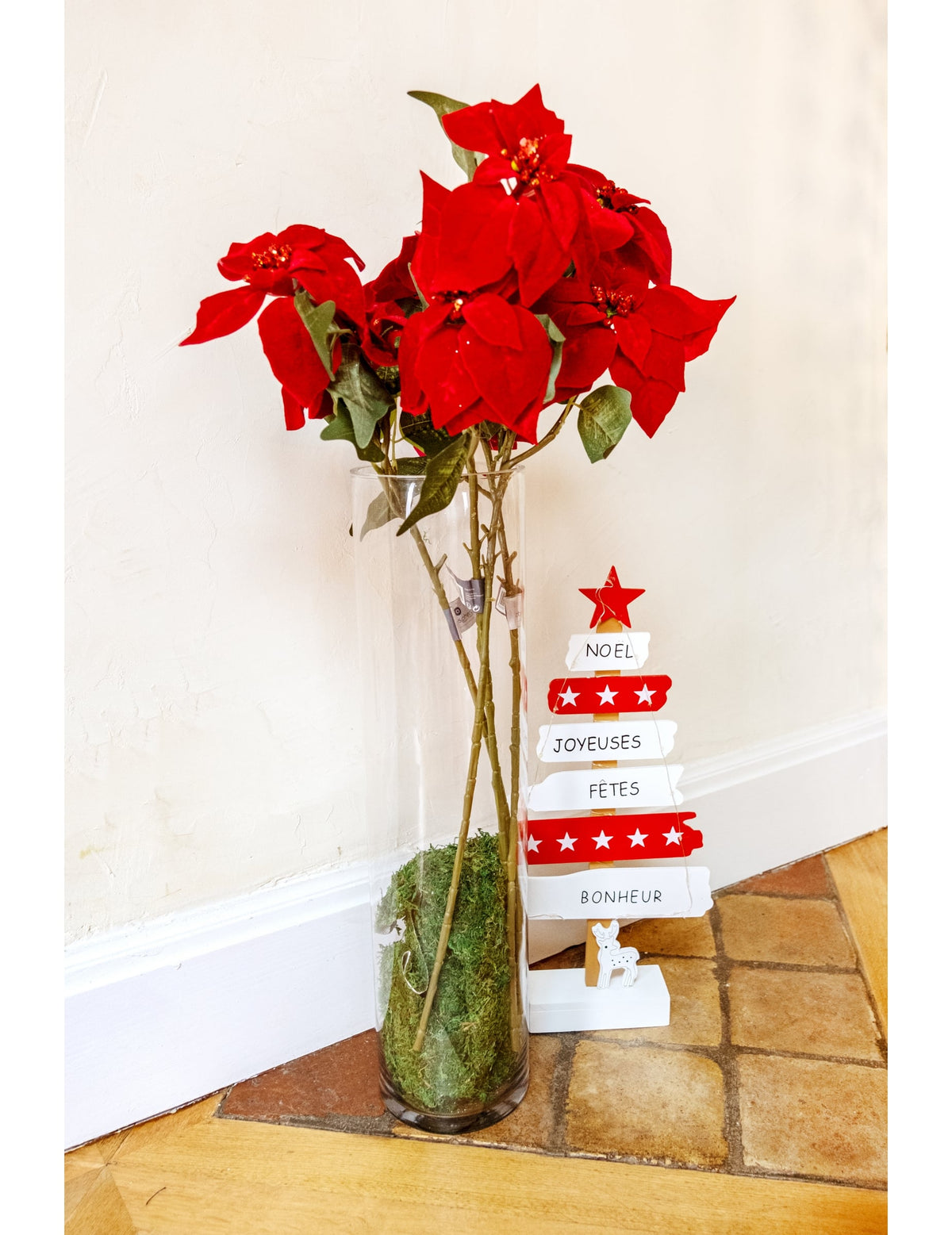 Mise en situation dans un vase de la branche de poinsettia étoile de Noël