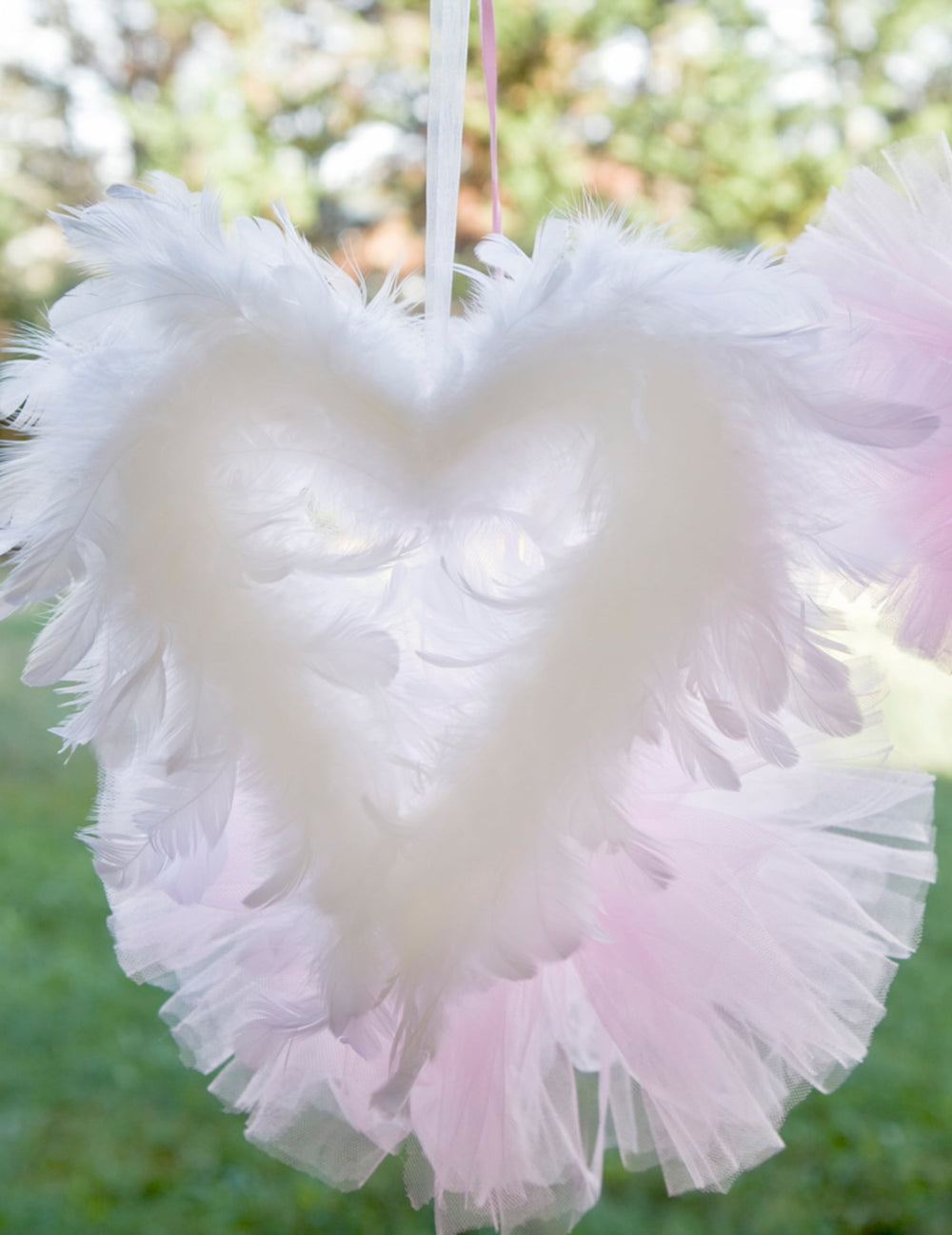 Cœur en plumes à suspendre pour mariage blanc
