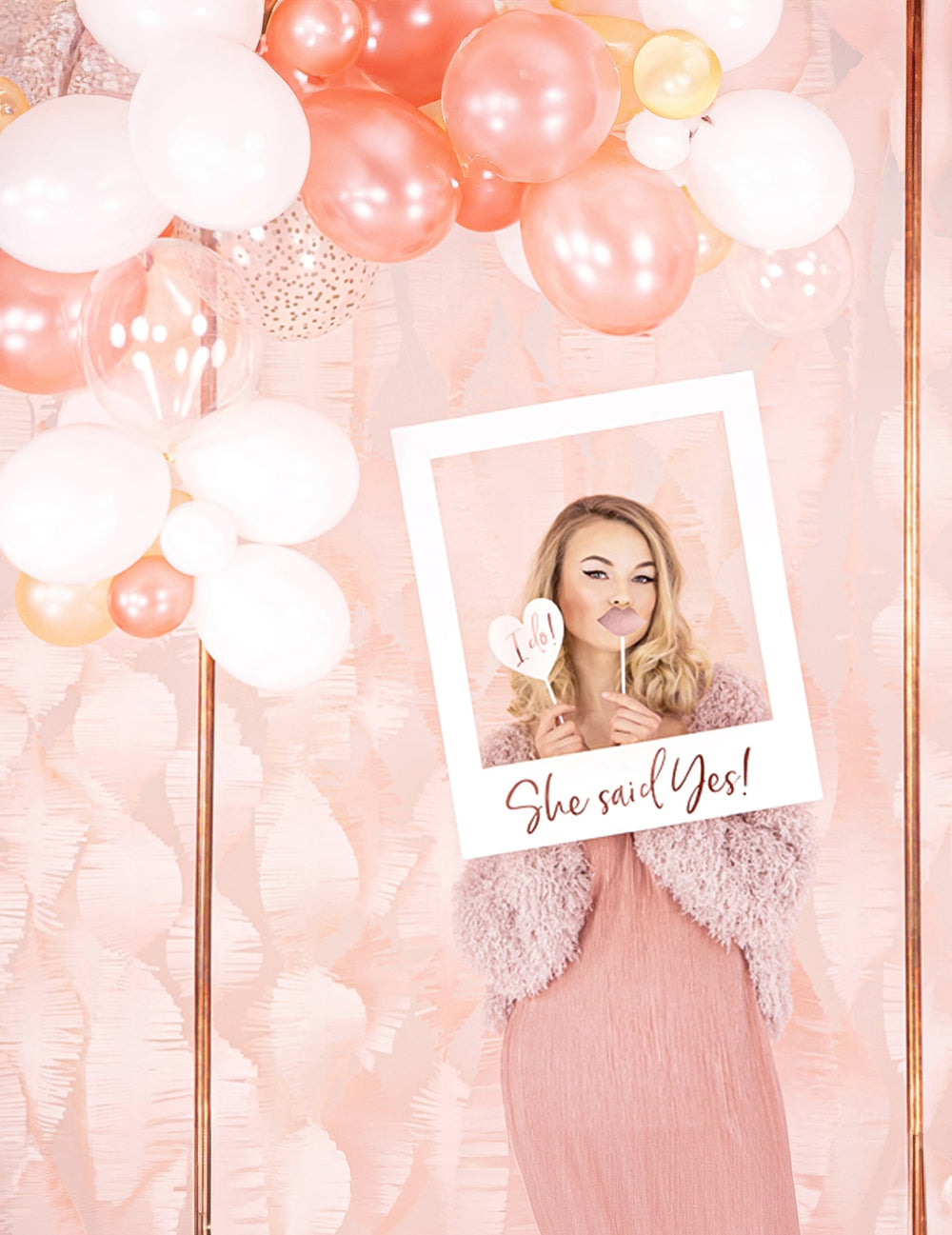 Mise en situation avec accessoires du cadre photo en carton she said yes blanc et rose gold