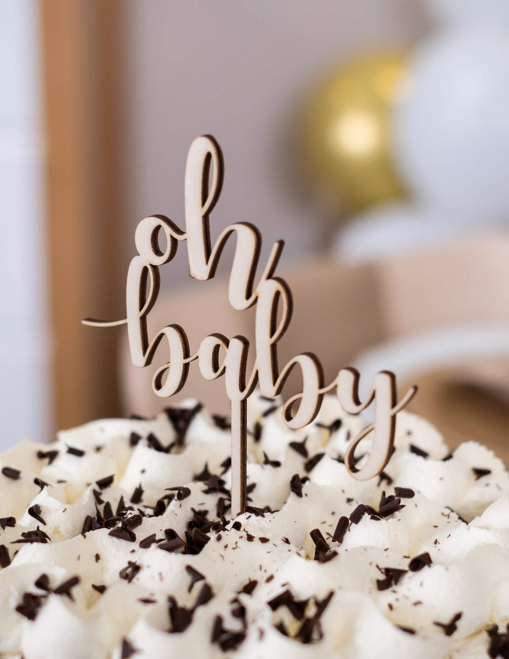 Vista em três quartos do cake topper oh baby para baby shower