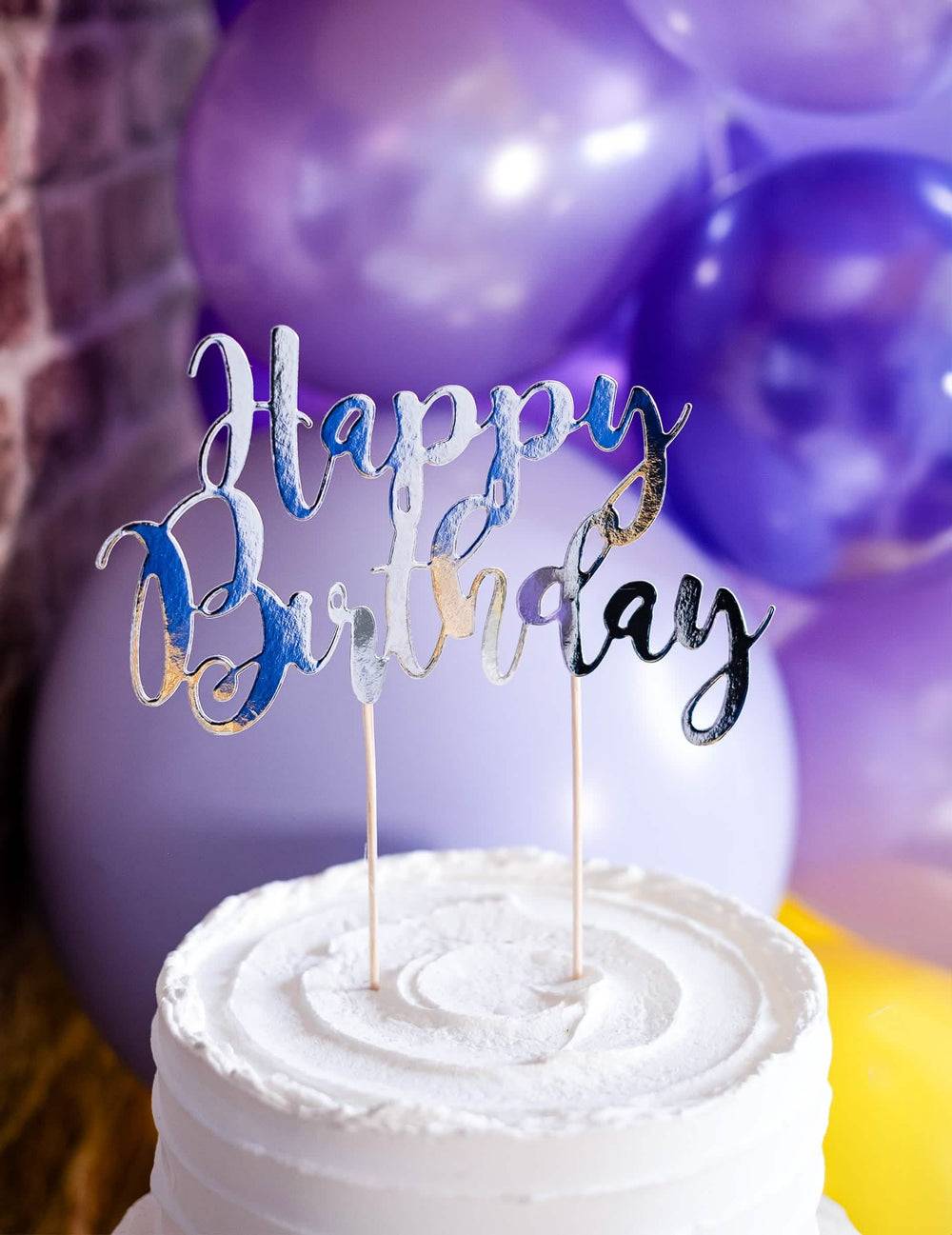 Grande plano do topo de bolo happy birthday prateado metalizado