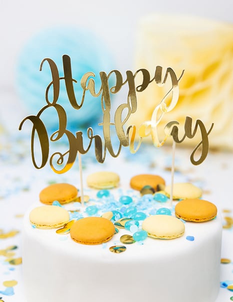 Gros plan du cake topper en carton Happy Birthday