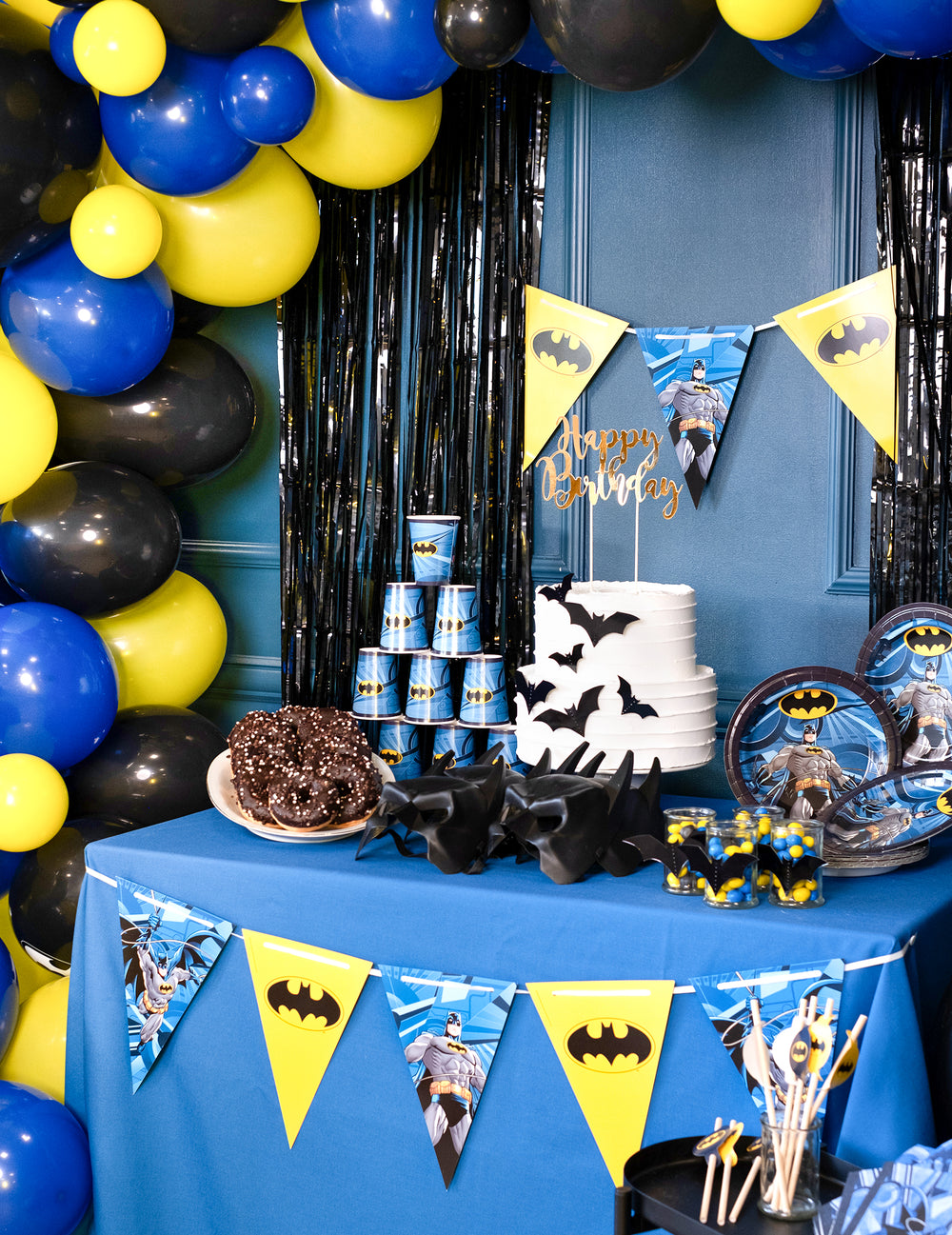 Vue d'ensemble de la décoration de fête du cake topper en carton Happy Birthday