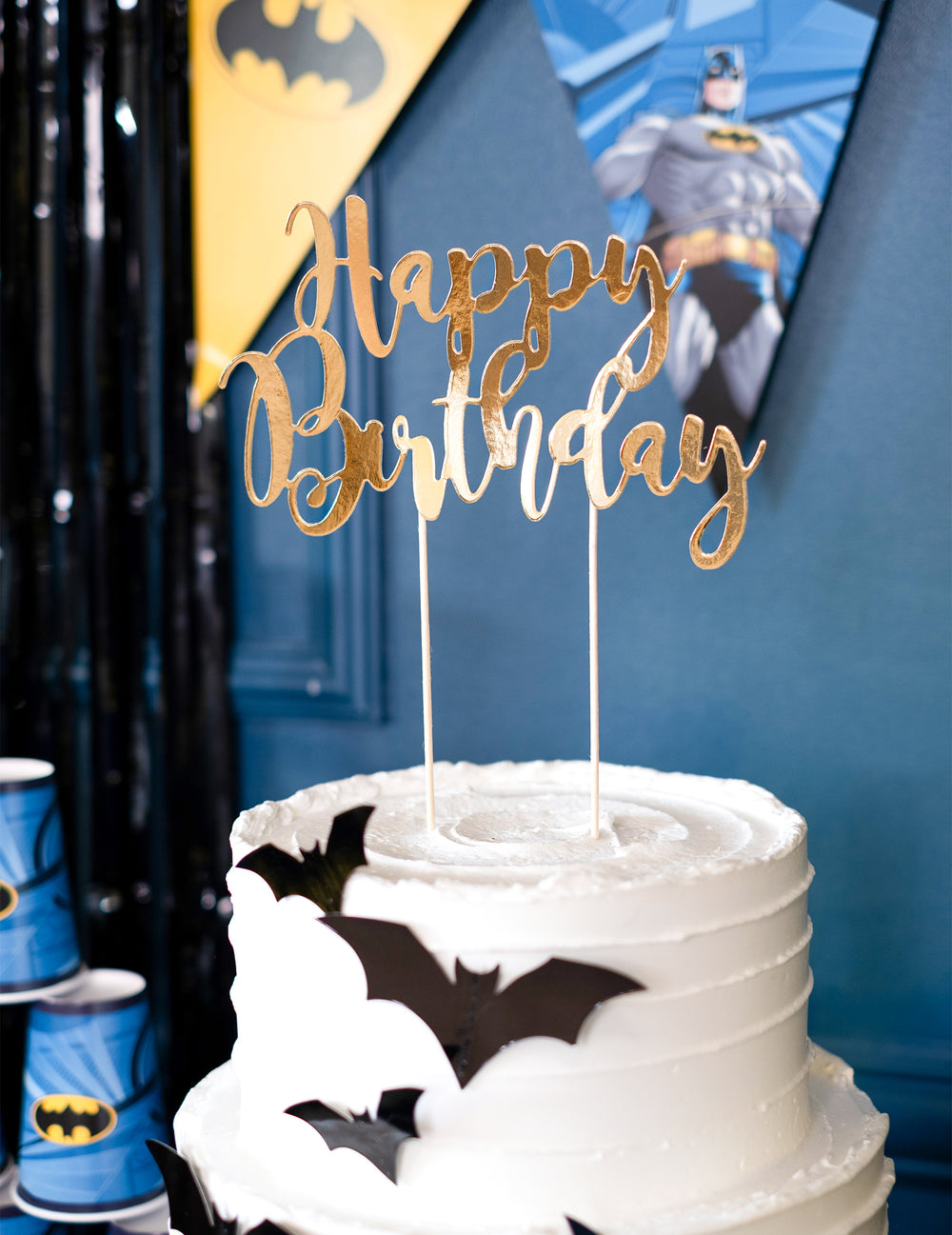 Gros plan sur l'inscription dorée du cake topper en carton Happy Birthday