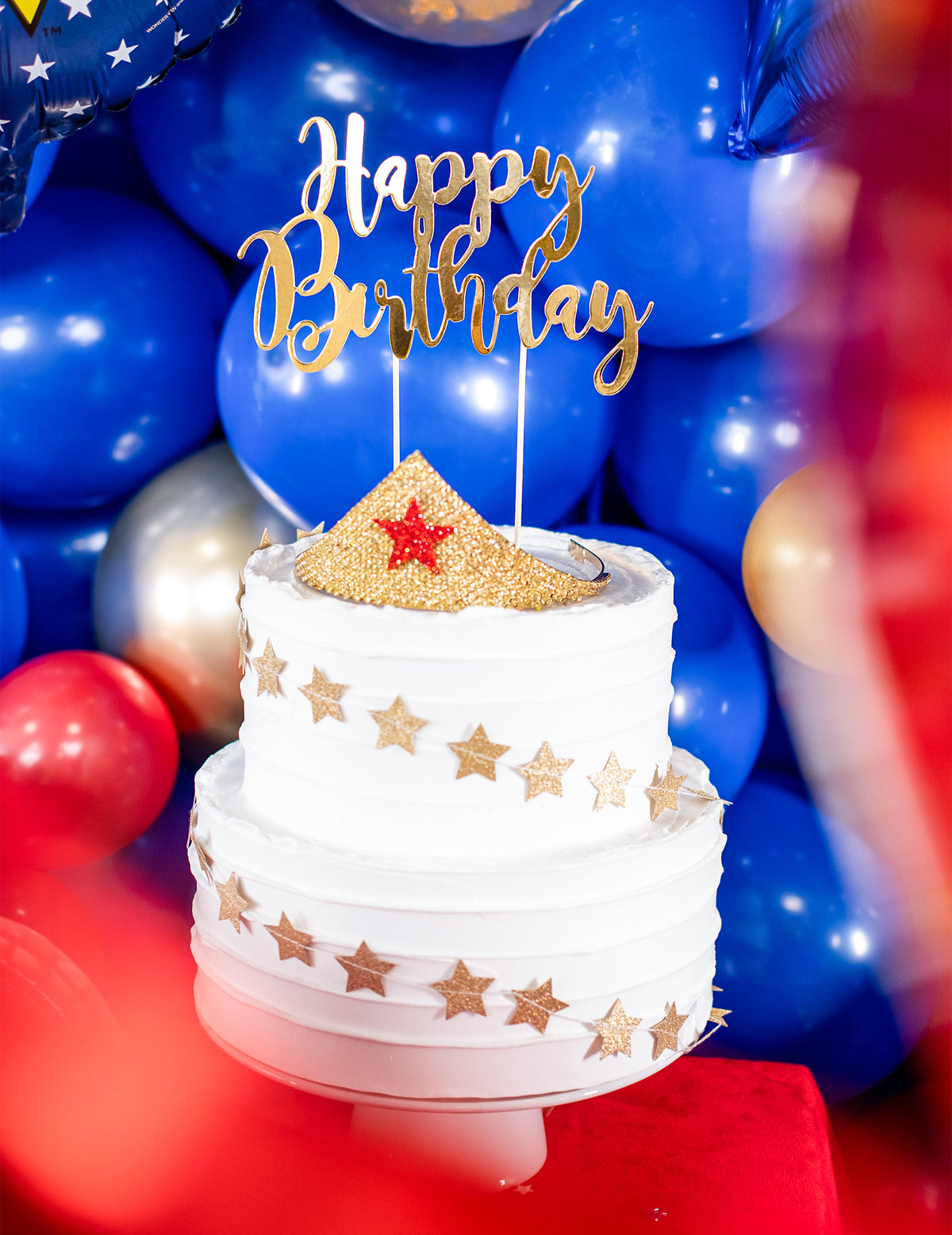 Mise en scène d'anniversaire Wonder Woman du cake topper en carton Happy Birthday