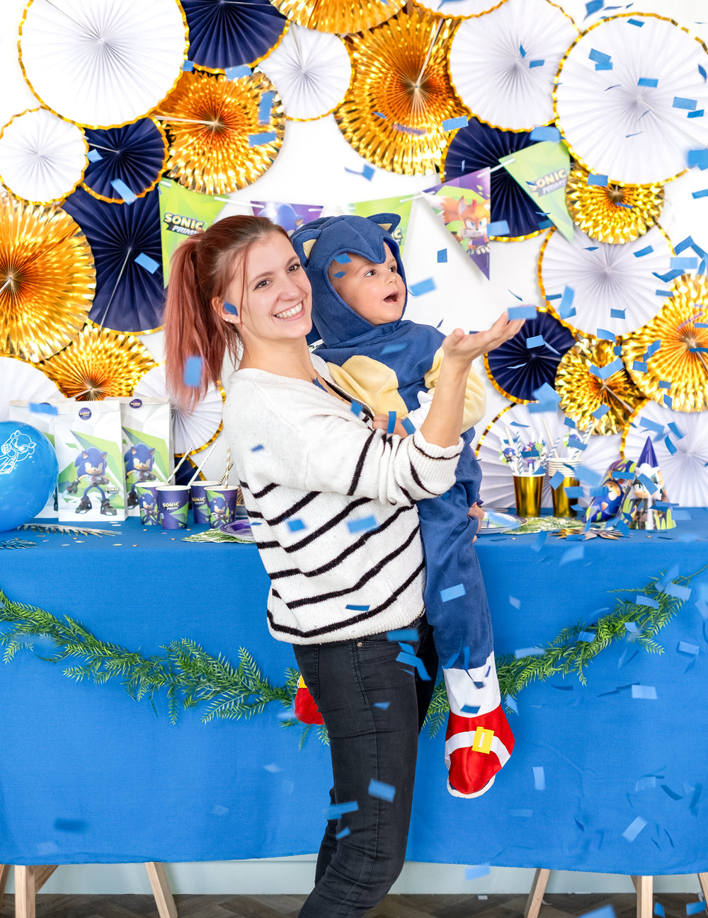 Confettis bleus projetés en l'air du canon à confettis pour fête bleu