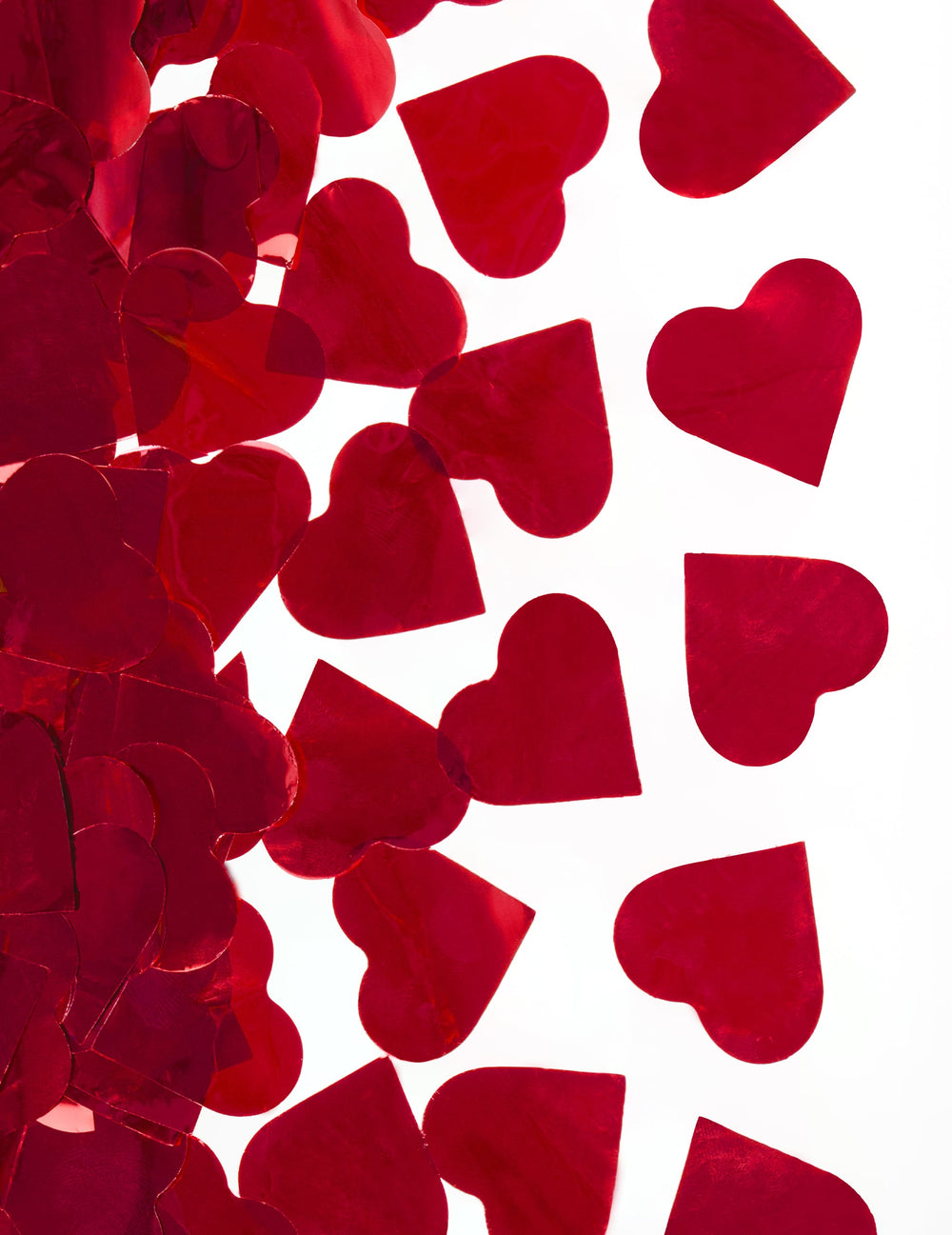 Détail des confettis rouges du canon à confettis coeur pour fête