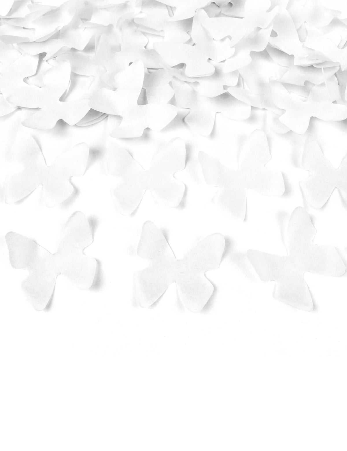 Gros plan sur les confettis du canon à confettis papillons blancs