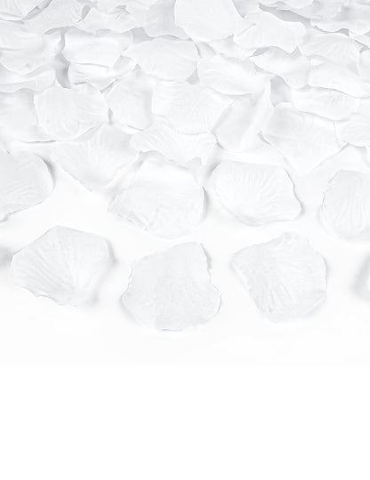 Gros plan sur les pétales du canon à confettis pétales blanc