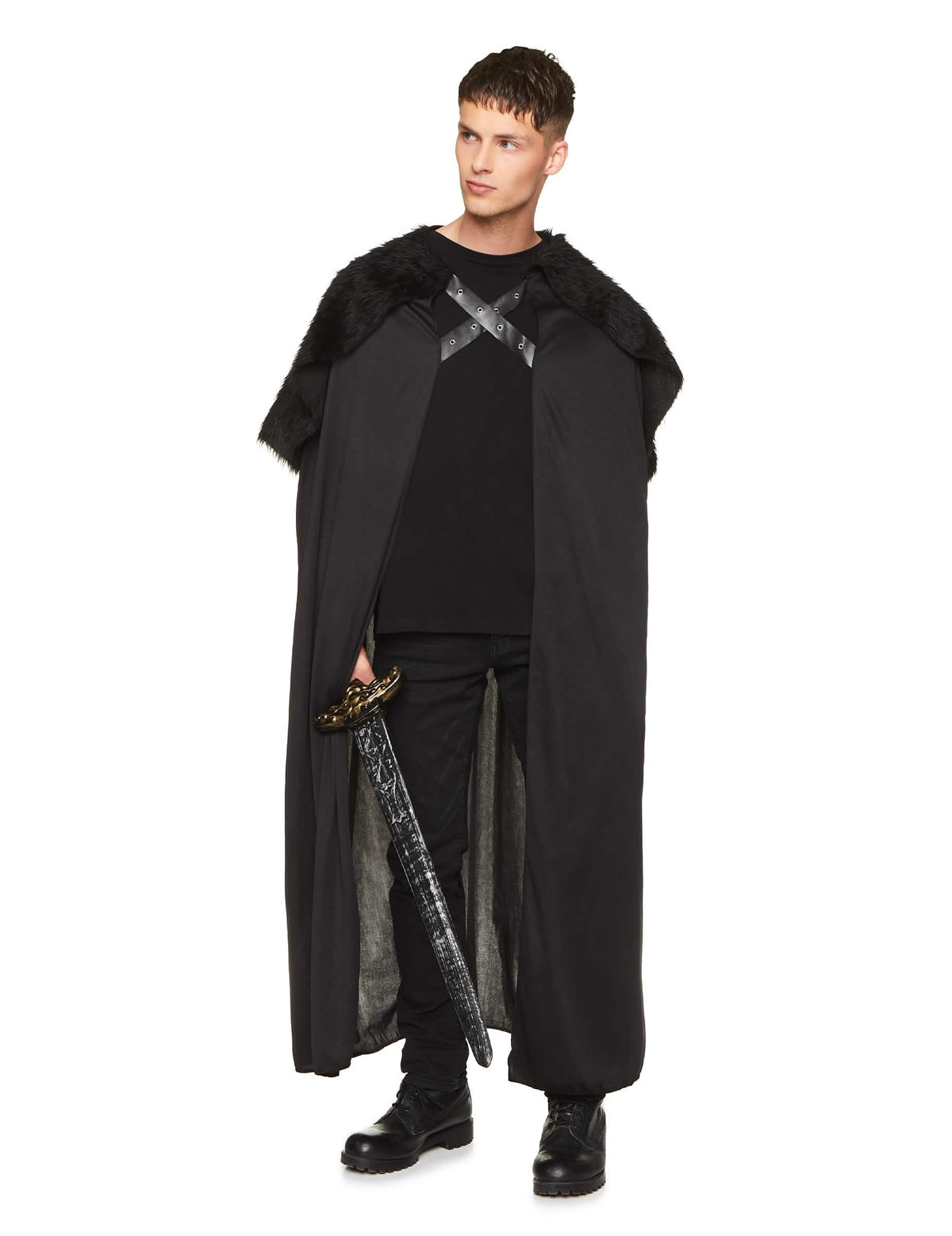 Vista frontal com espada e alças cruzadas da capa com pele medieval