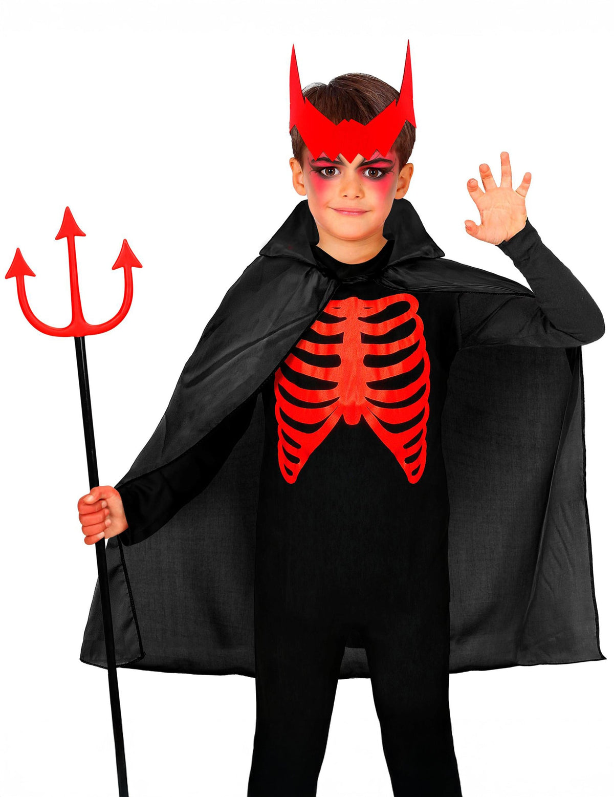 Mise en situation en costume de diable de la cape pour enfant noire