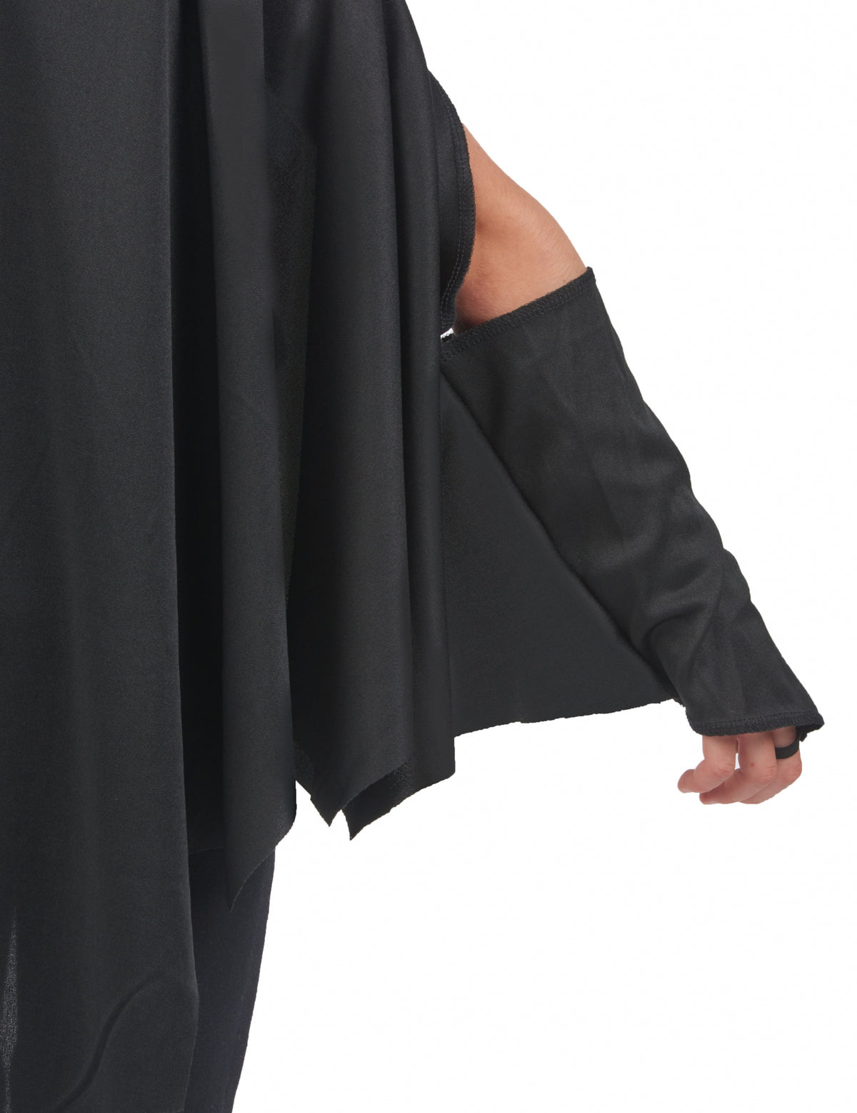 Détail de l'attache au bras de la cape vampire chauve-souris pour enfant