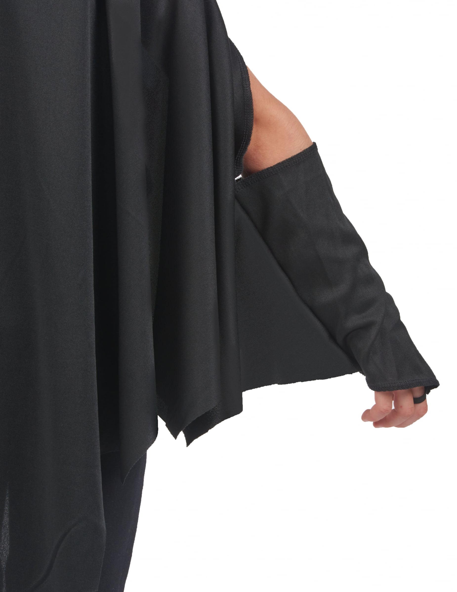 Détail de l'attache au bras de la cape vampire chauve-souris pour enfant