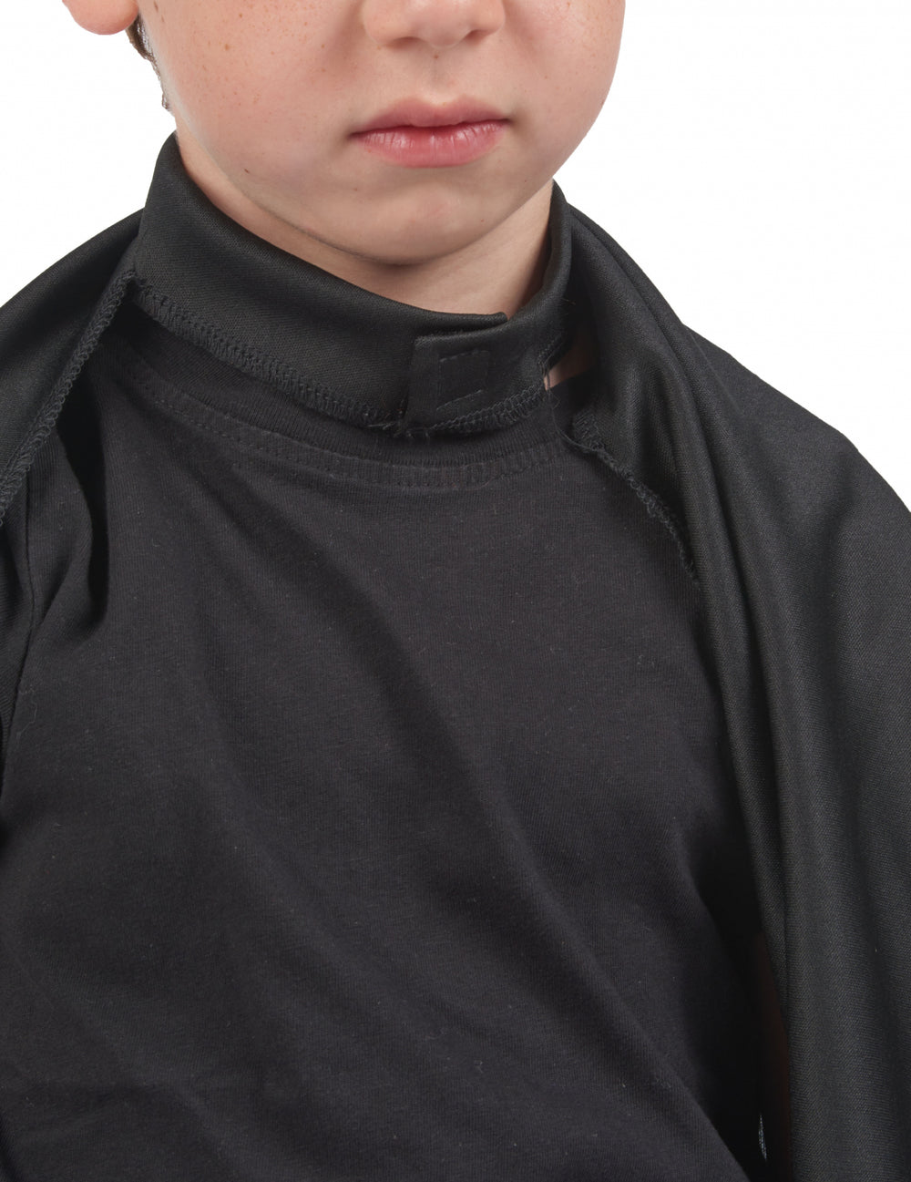 Détail de l'attache du col de la cape vampire chauve-souris pour enfant