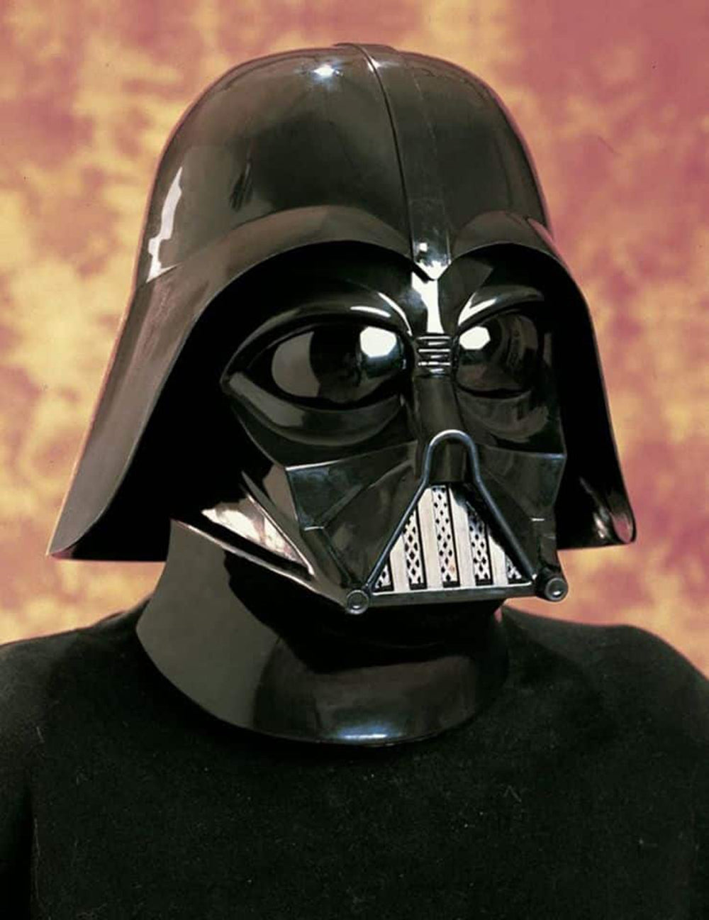 Vue de trois-quarts du casque collector Dark Vador Star Wars