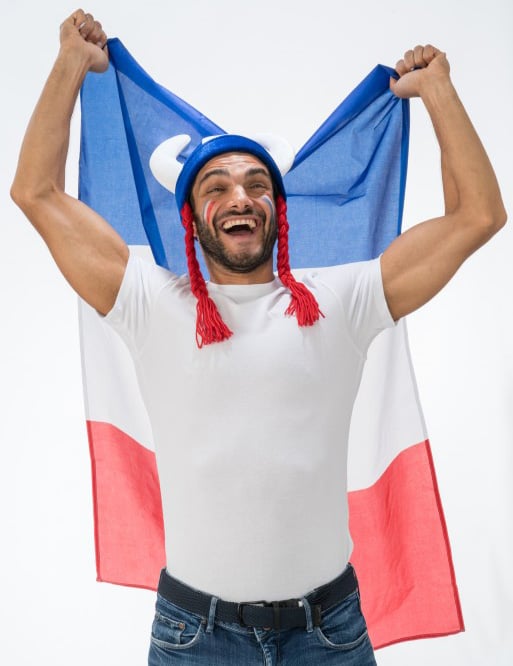 Mise en situation du casque gaulois avec cornes et tresses pour adulte bleu blanc rouge