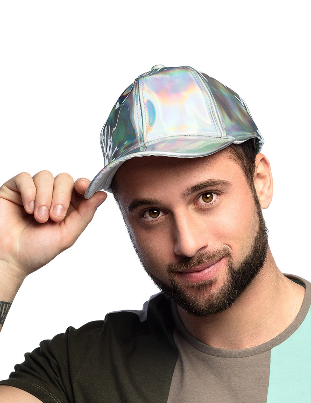 Vue de face de la casquette argentée iridescente