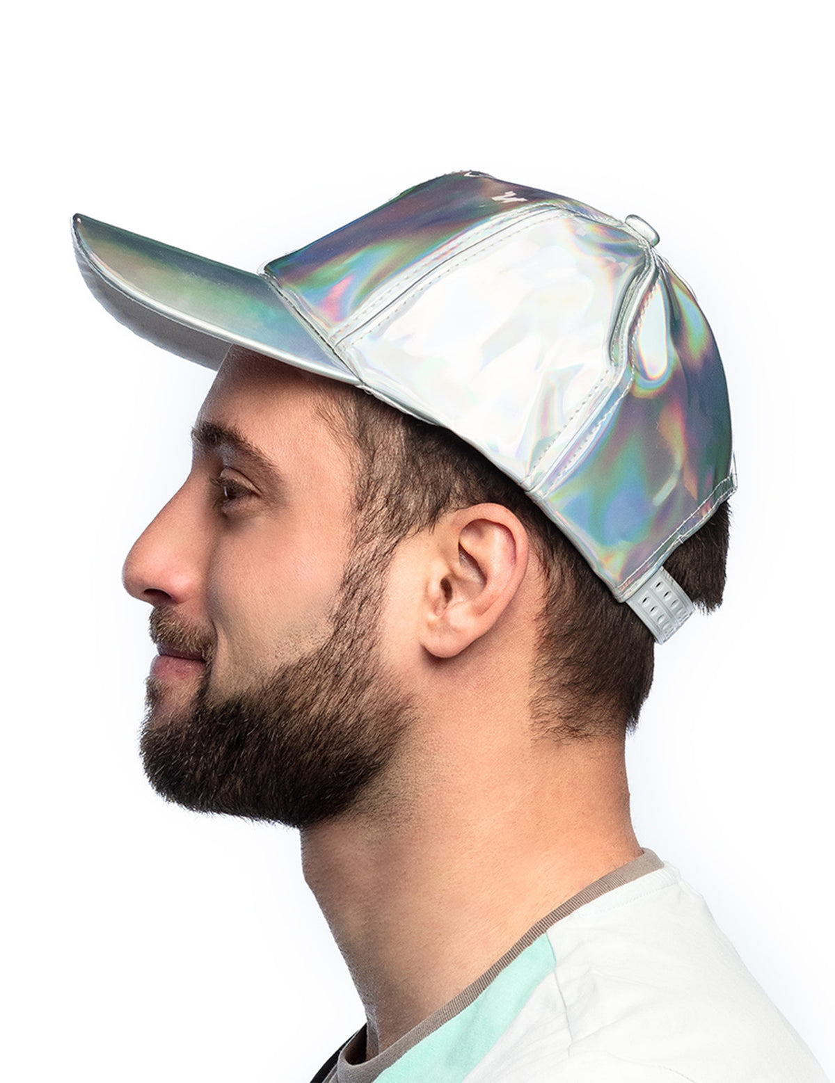 Vue de profil de la casquette argentée iridescente