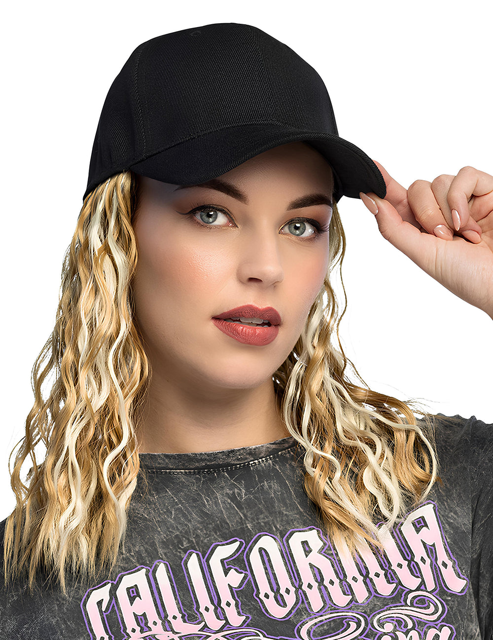 Gros plan sur les mèches ondulées de la casquette avec perruque blonde