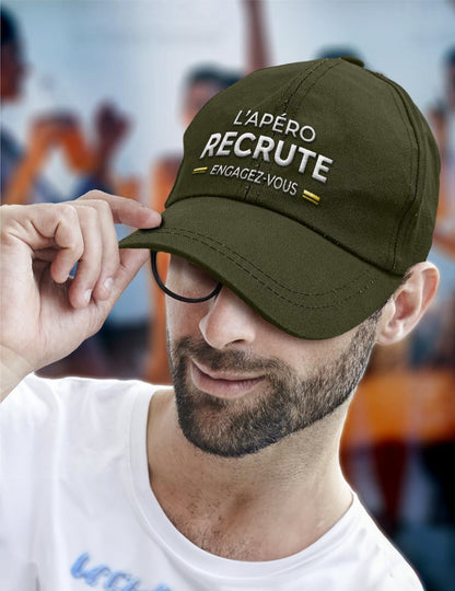 Vue de trois-quarts portée de la casquette l'apéro recrute